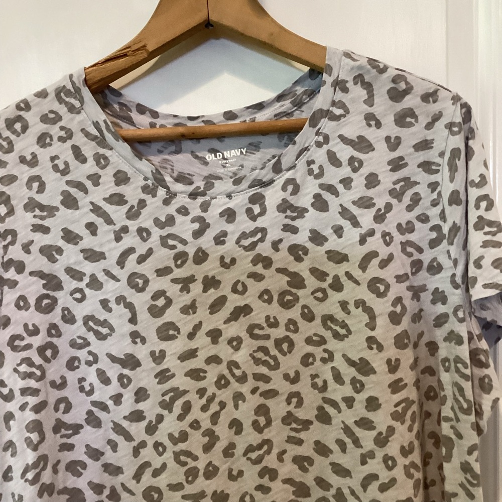 Old Navy Gray Leopard Print Short Sleeve Tee - Picture 2 of 6